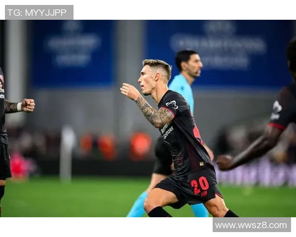 足球明星脚踢任意球的技巧与精彩瞬间解析，如何打破防线创造进球机会